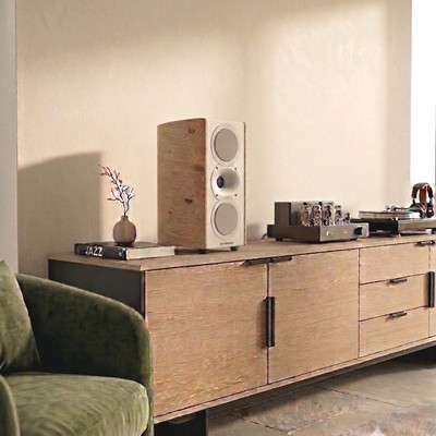 Paire d'enceintes Passion n°3 et centrale C3 blanches Gautier Audio dans un salon